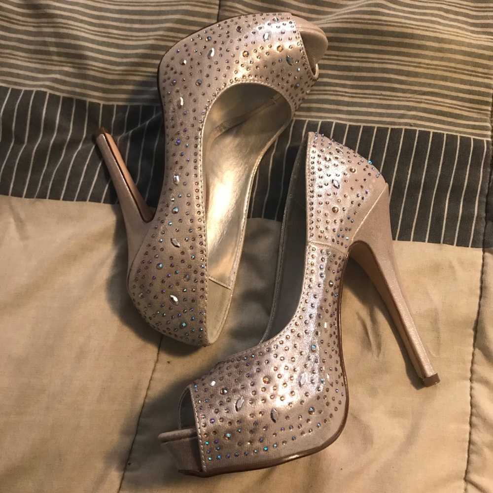 NWT - ✨Sparkly Rhinestone Silver High Heels 👠✨
